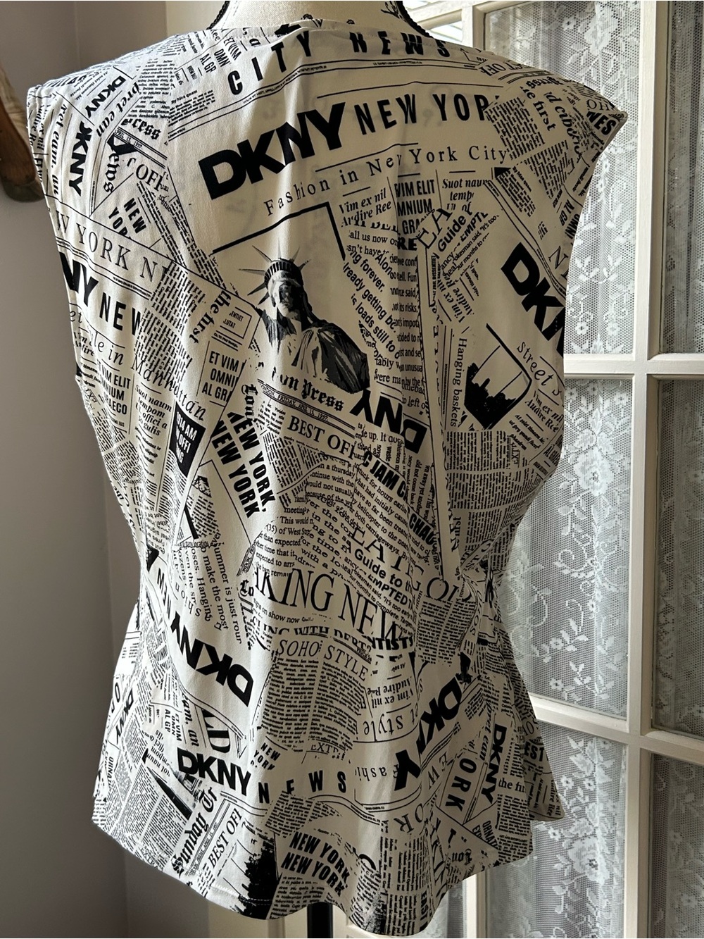 DKNY Black and White Newspaper Print Sleeveless Blouse w/zipper accent Sz XL - Picture 3 of 4